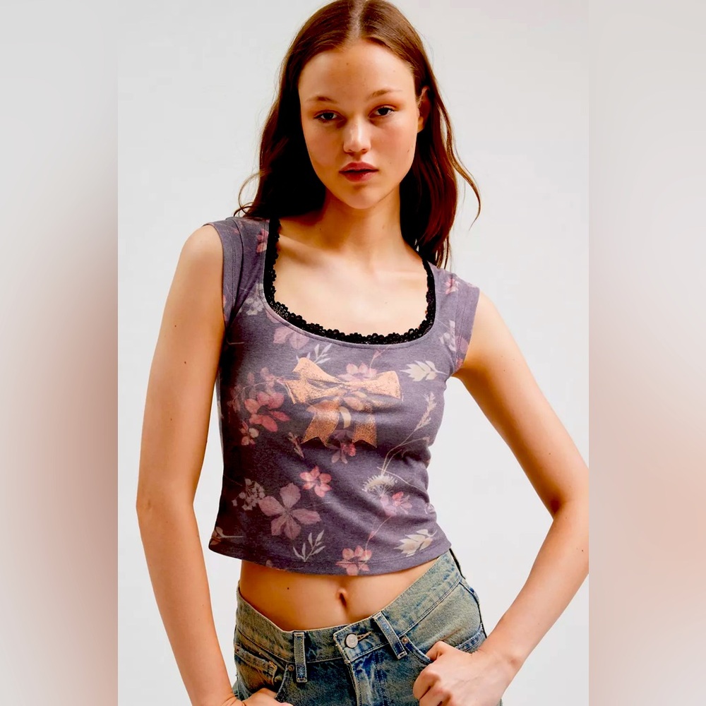BNWT Urban Outfitters Romantic Floral Lace Trim Baby Tee Tshirt, Size Small.